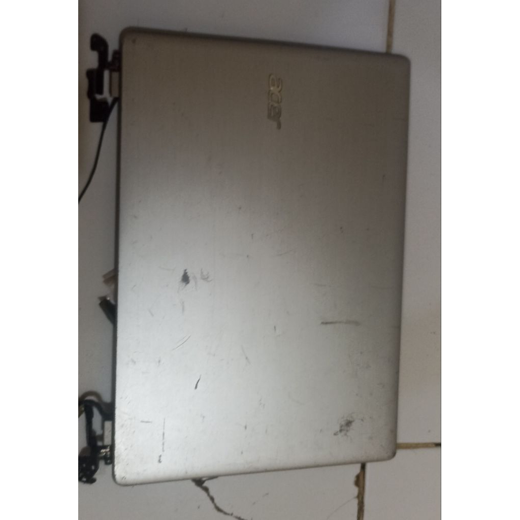 penutup belakang LCD laptop Acer Aspire V5-122P.