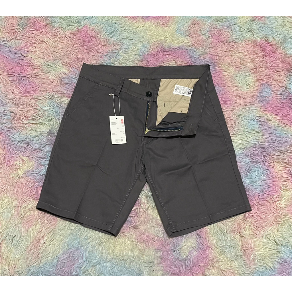 uniqlo celana chino pendek pria abu - abu