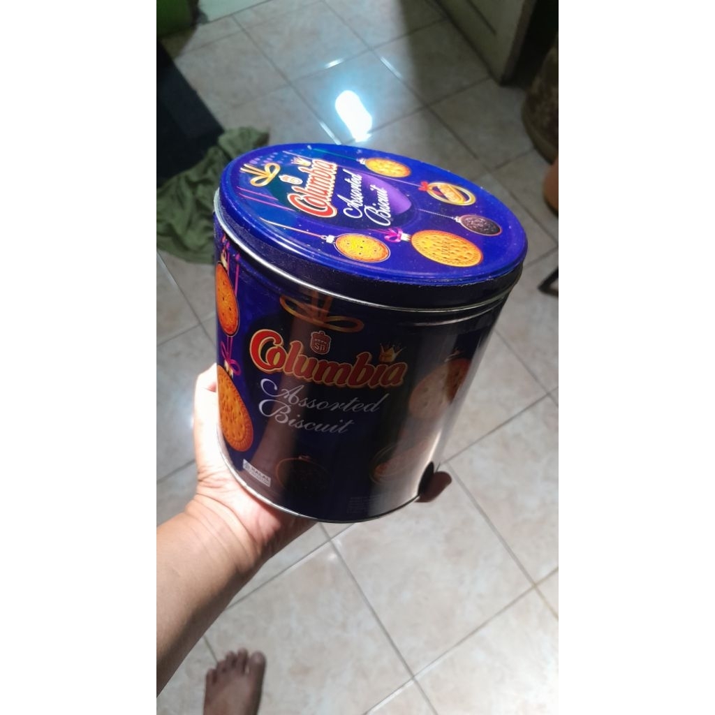 kaleng biskuit bekas