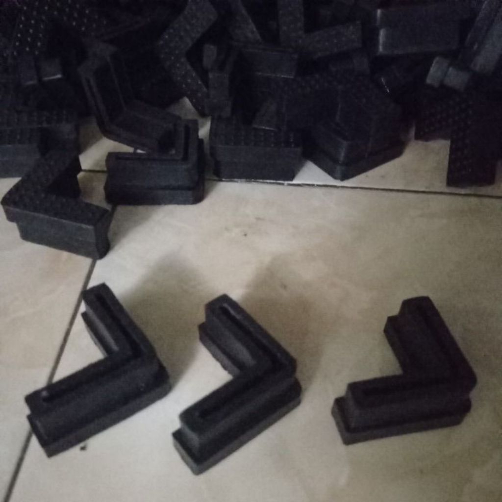 Karet Kaki Rak Siku 4x4 cm - Anti Gesekan, Bahan Tebal, Lindungi Lantai