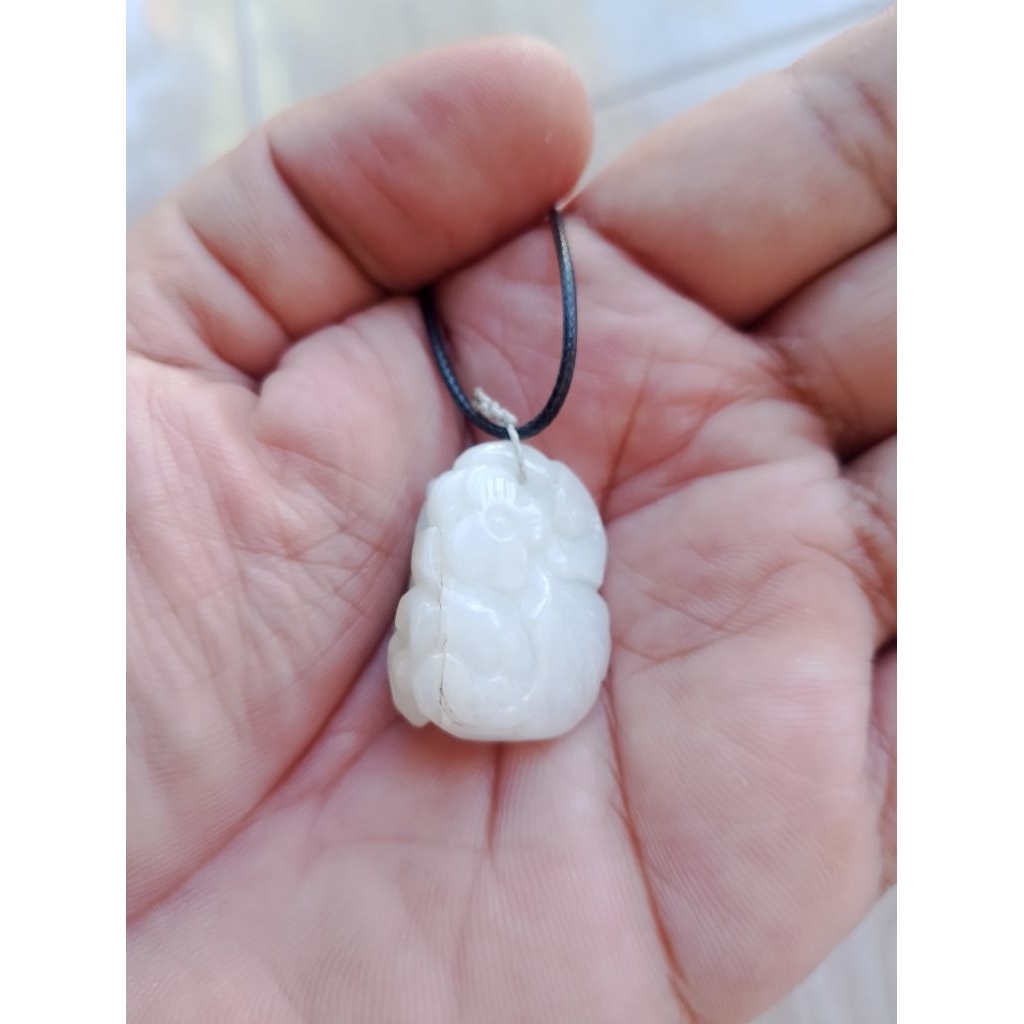 Liontin Giok Putih
