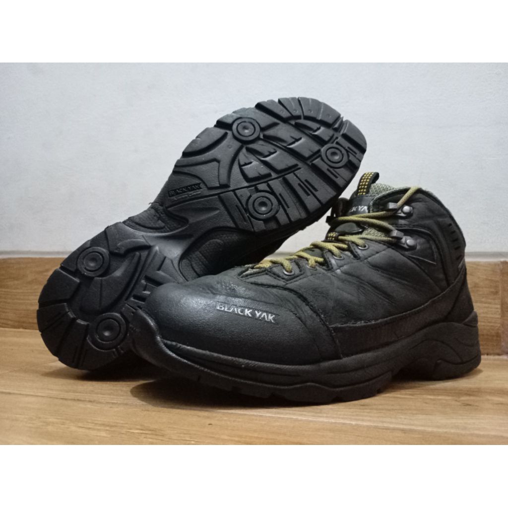 sepatu outdoor/hiking Black Yak