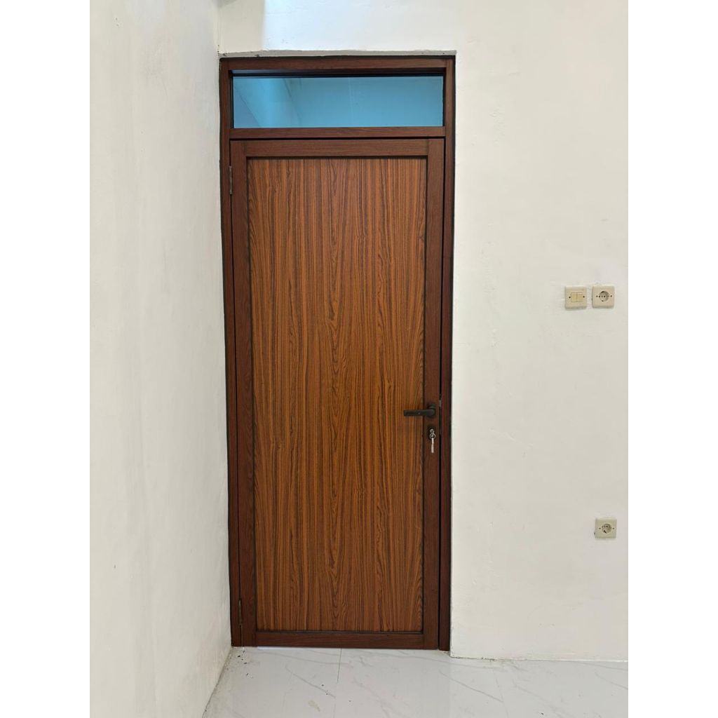 pintu aluminium motif urat kayu