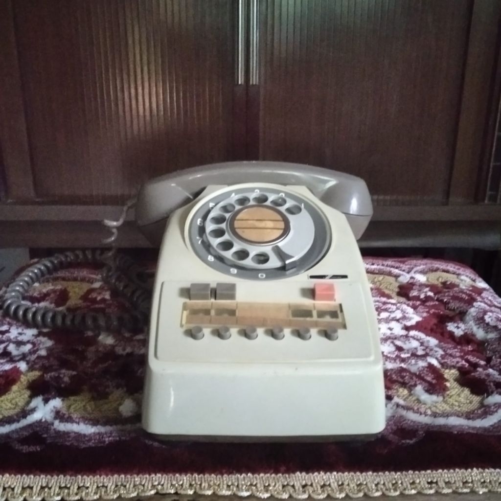 Telepon rumah telepon putar jadul antik vintage lawas kuno
