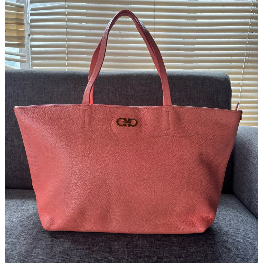 salvatore ferragamo tote orens