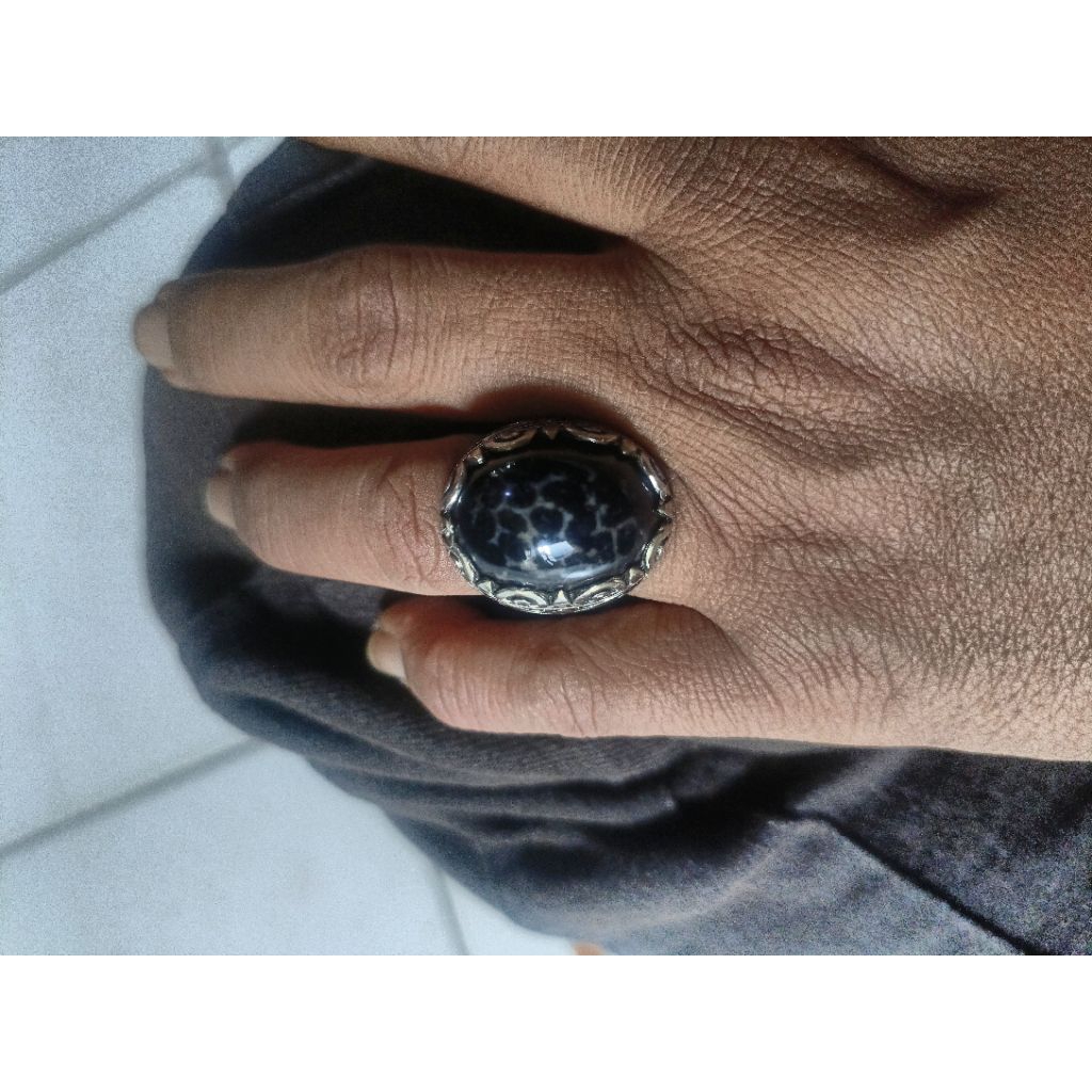 Batu motif macan tutul