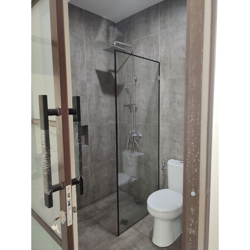 kaca penyekat kamar mandi tempered