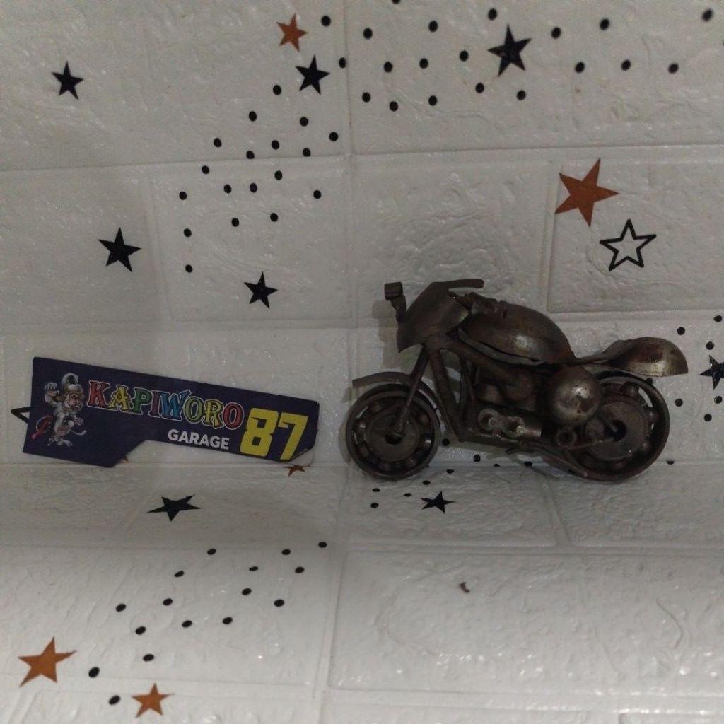 kerajinan miniatur sepeda motor dari bahan bekas