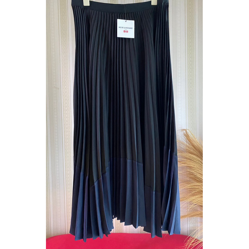 Uniqlo Pleats skirt two tone (black and navy) size M