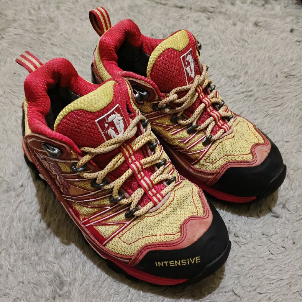 BLACK YAK GORETEX size 38 insole 23 cm/230 sepatu hiking gunung outdoor waterproof