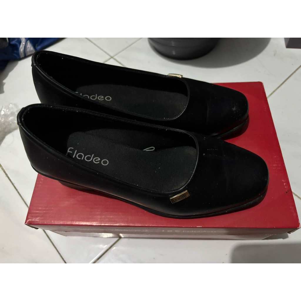 Pantofel hitam fladeo