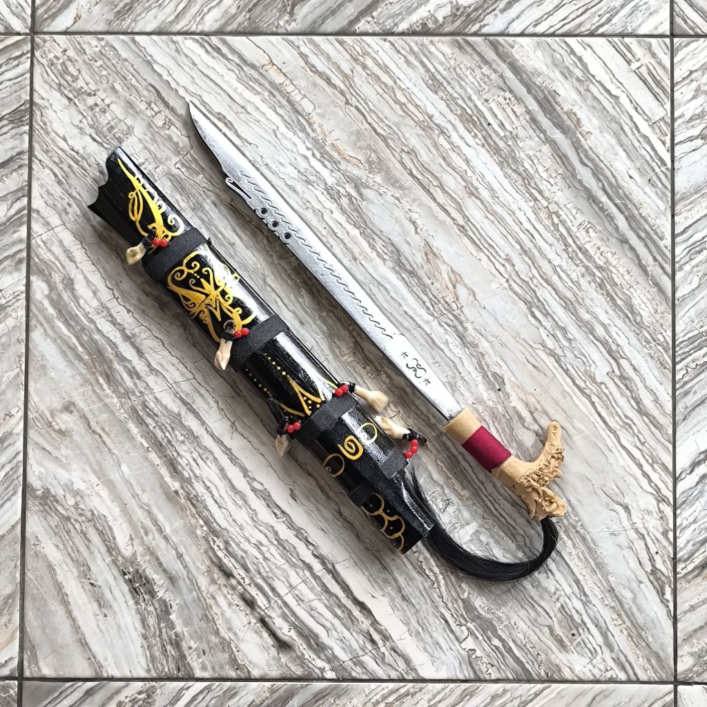 souvenir mandau dayak asli kalimantan motif naga timbul