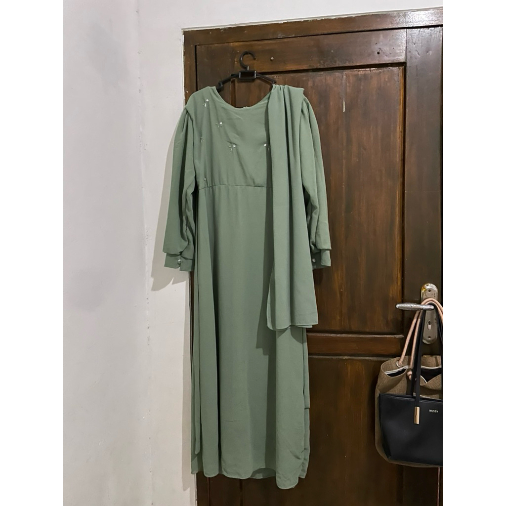 Gamis set hijab warna Avocado bekas pemakaian pribadi