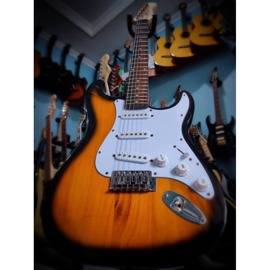 Gitar elektrik StingR Stratocaster SST10 Original Kondisi bekas terawat  ..sudah seting Wenak tingga