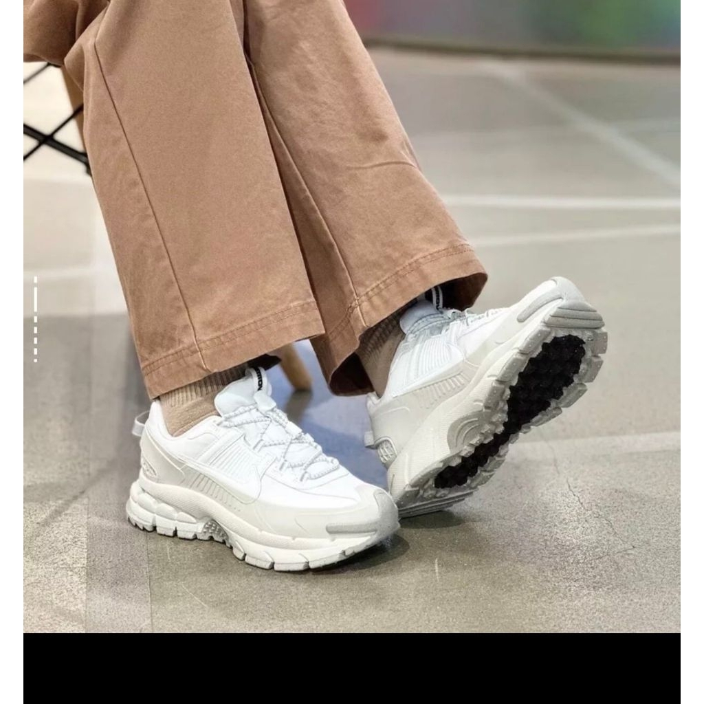 Sepatu Nike Zoom Vomero 5 Roam Mans