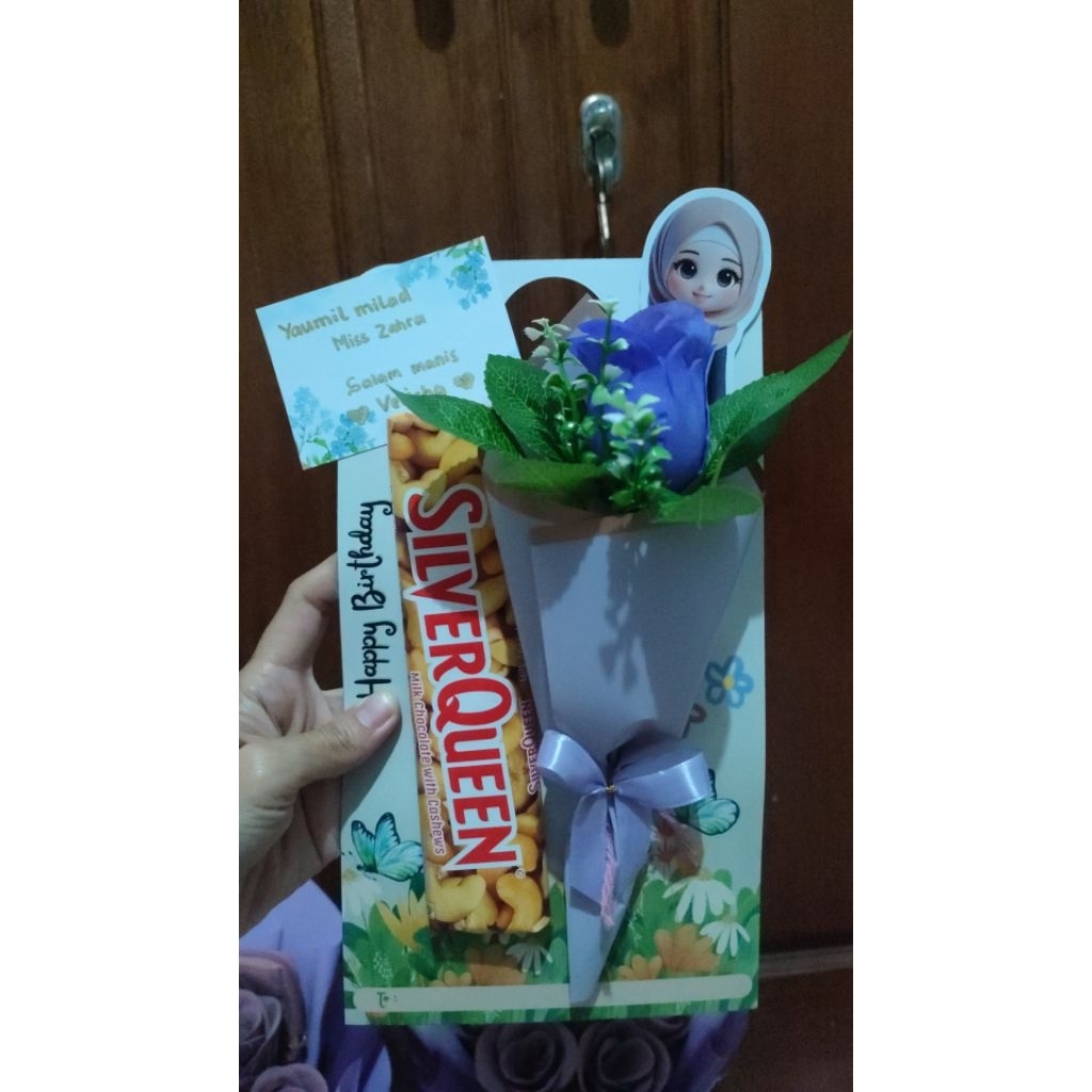 Buket Wisuda Coklat silverqueen Buket Bunga tulisan Happy Graduation atau Just For You