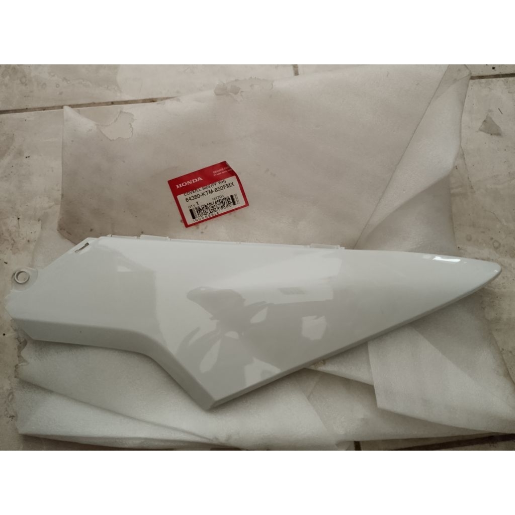 64380KTM850FMX Cover Body Bodi Sambungan Body Belakang Kiri Honda Supra X 125 Batman PUTIH 64380-KTM
