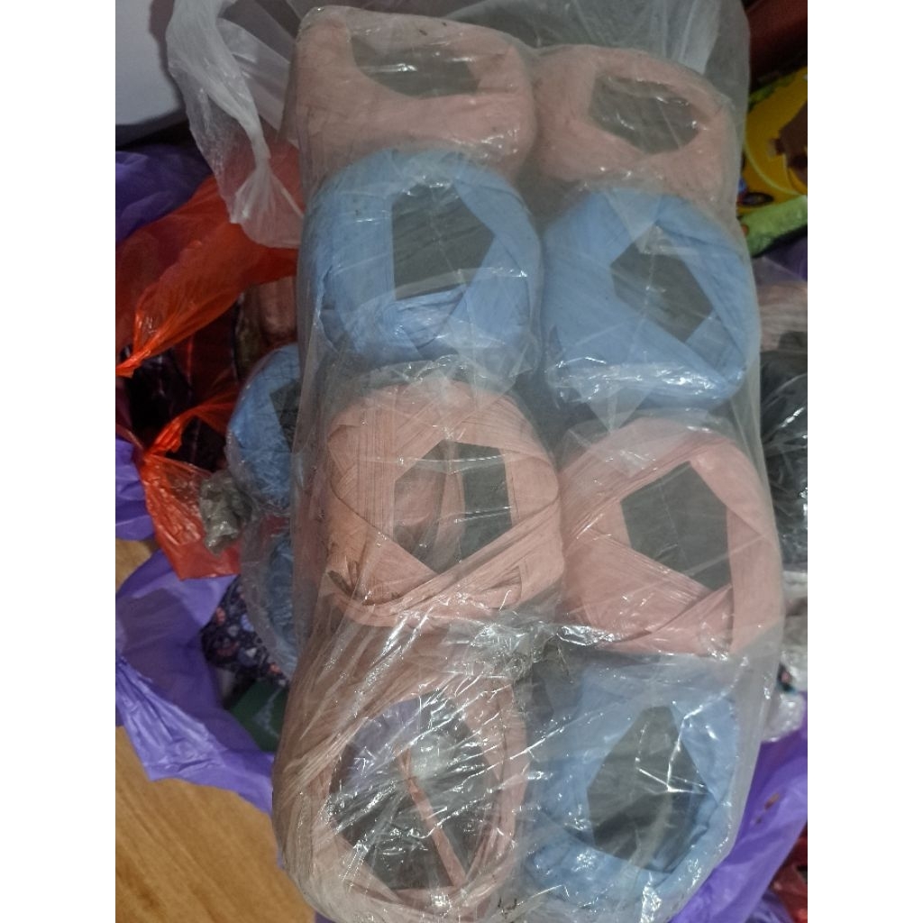 Tali rafia warna warni