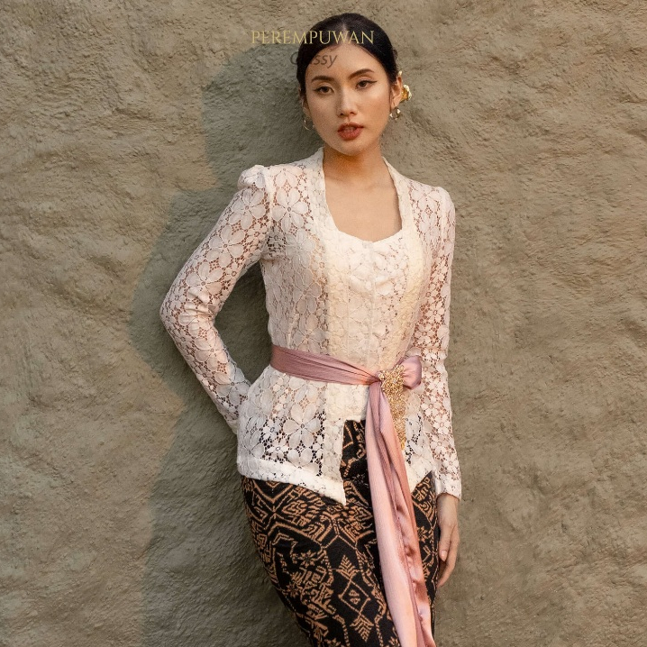 PEREMPUWAN Atasan Kebaya Bali Kutu Baru Brokat Putih Wisuda Kondangan Wanita Modern Elegant Premium