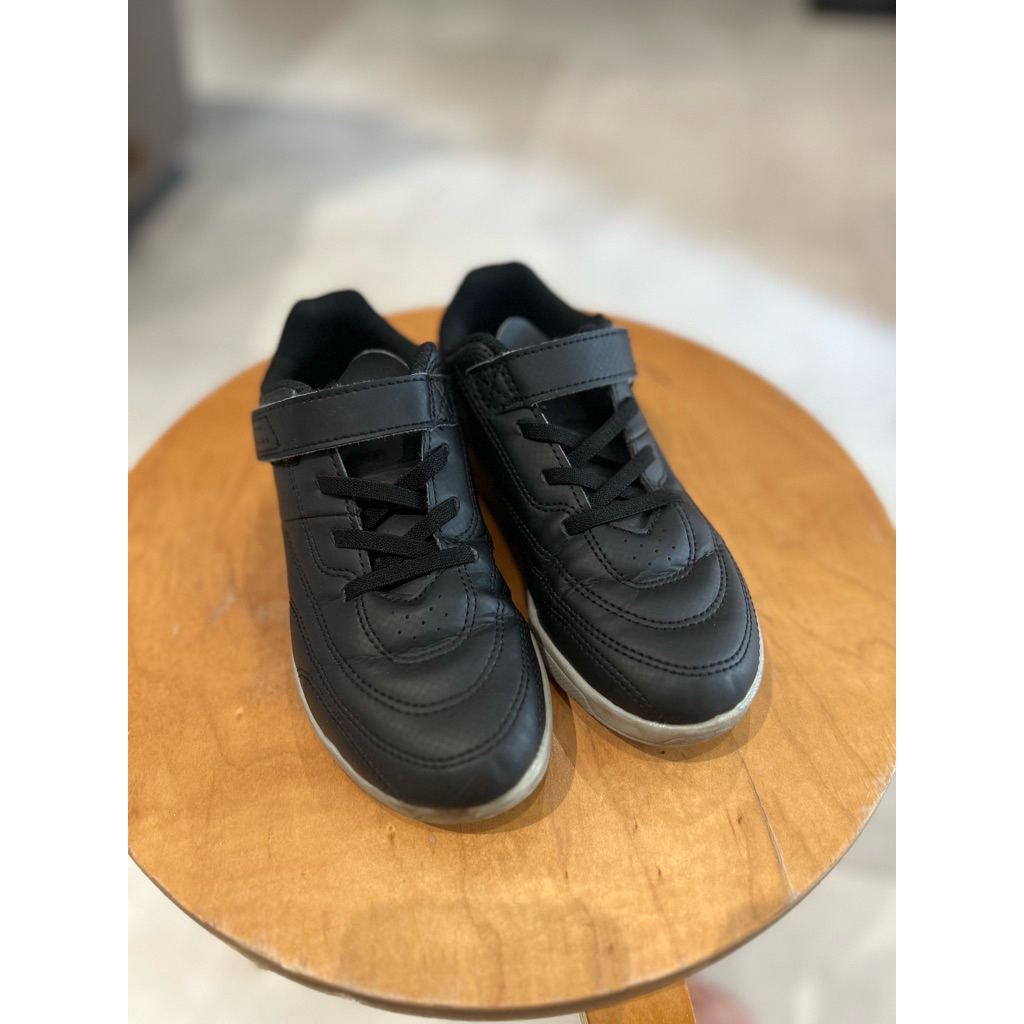 Sepatu futsal anak kipsta