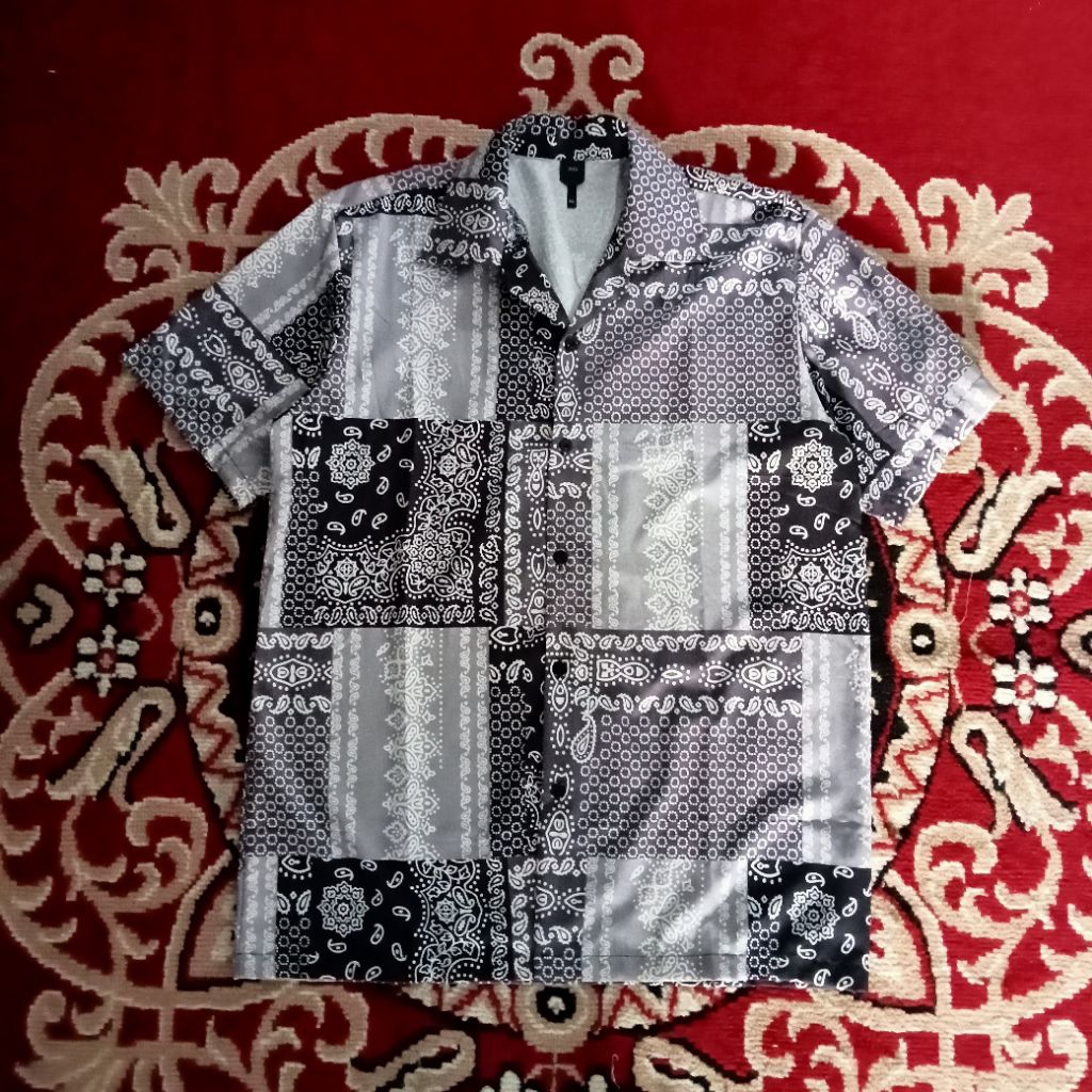Grey Bandana Full Print Open Collar Shirt Kemeja Lengan Pendek Motif