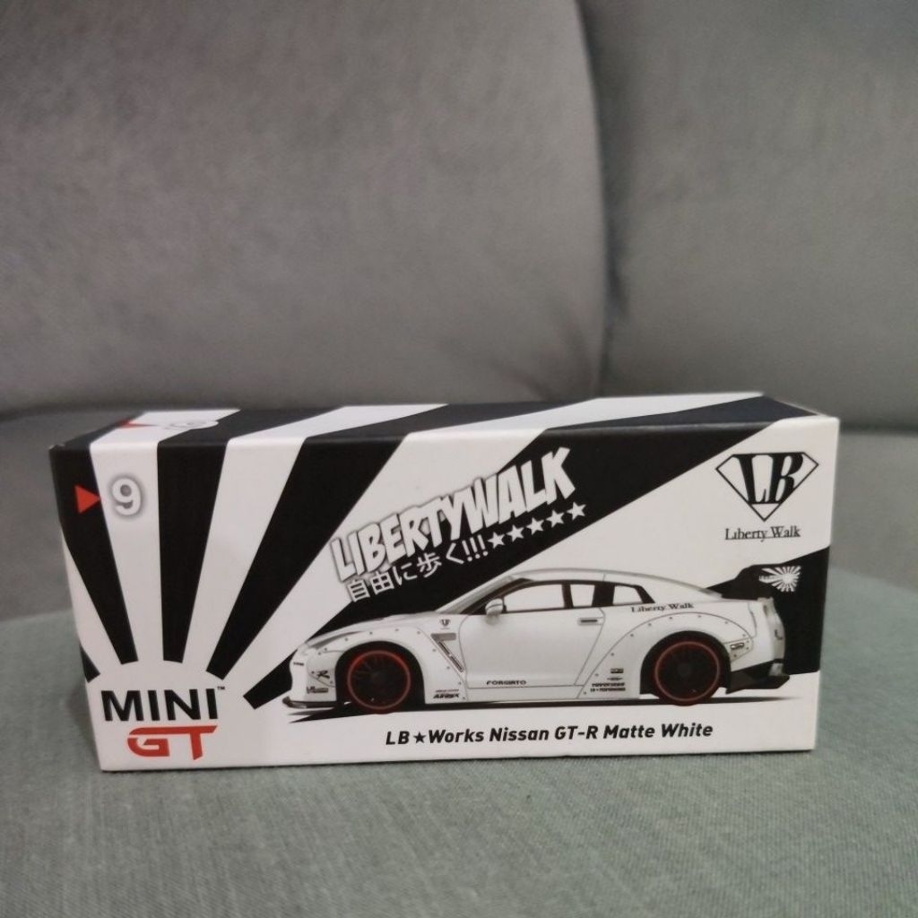 inno64 nissan R-35 lbwk white unseal