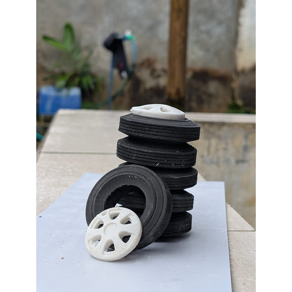 Ban Miniatur Truk canter skala 14/ ban miniatur bahan spon