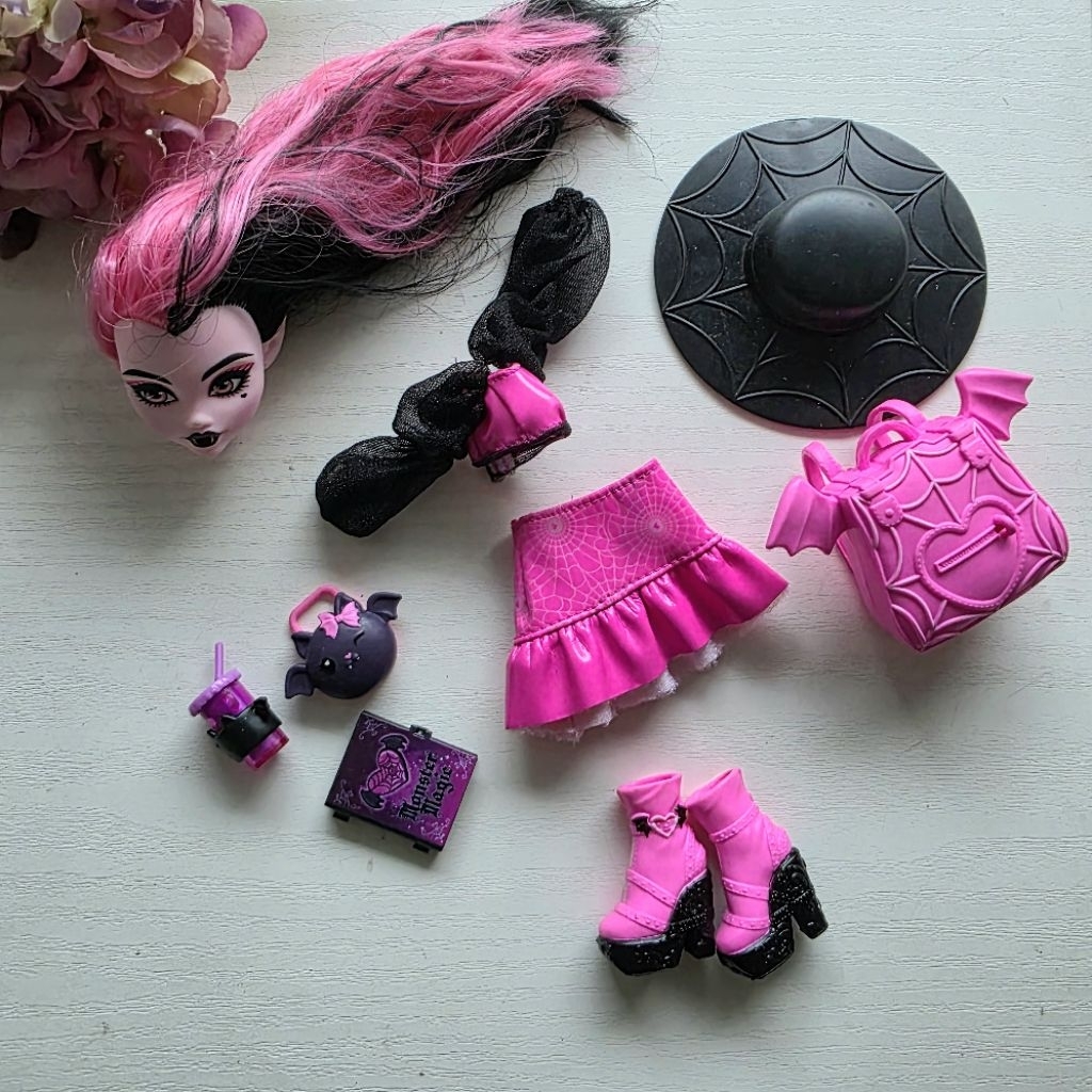 Kepala Monster High / MH Draculaura set with shoes pink