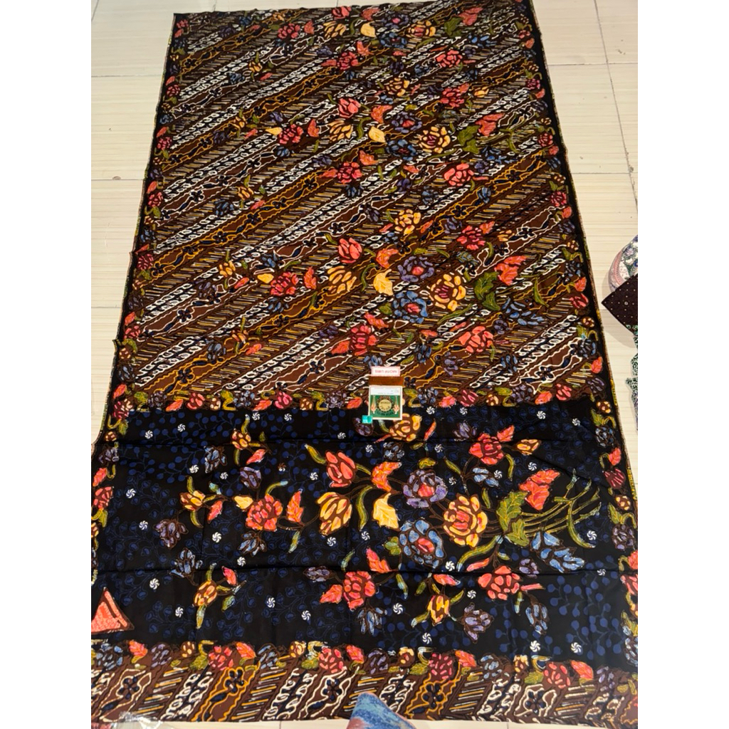 Sarung putri kembar motif liris