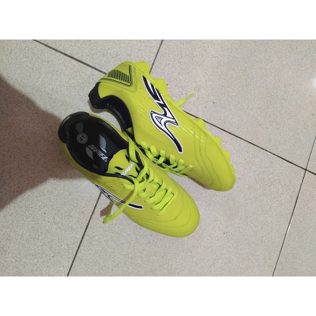 Preloved Sepatu Bola Pria Speeds Citroen Hitam