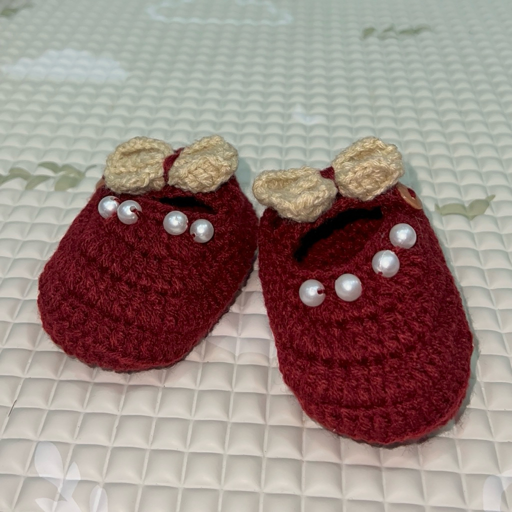 Sepatu rajut anak umur 0-12 bulan, Motif pita mutiara, Warna maroon, Bahan wol premium, Homemade asl