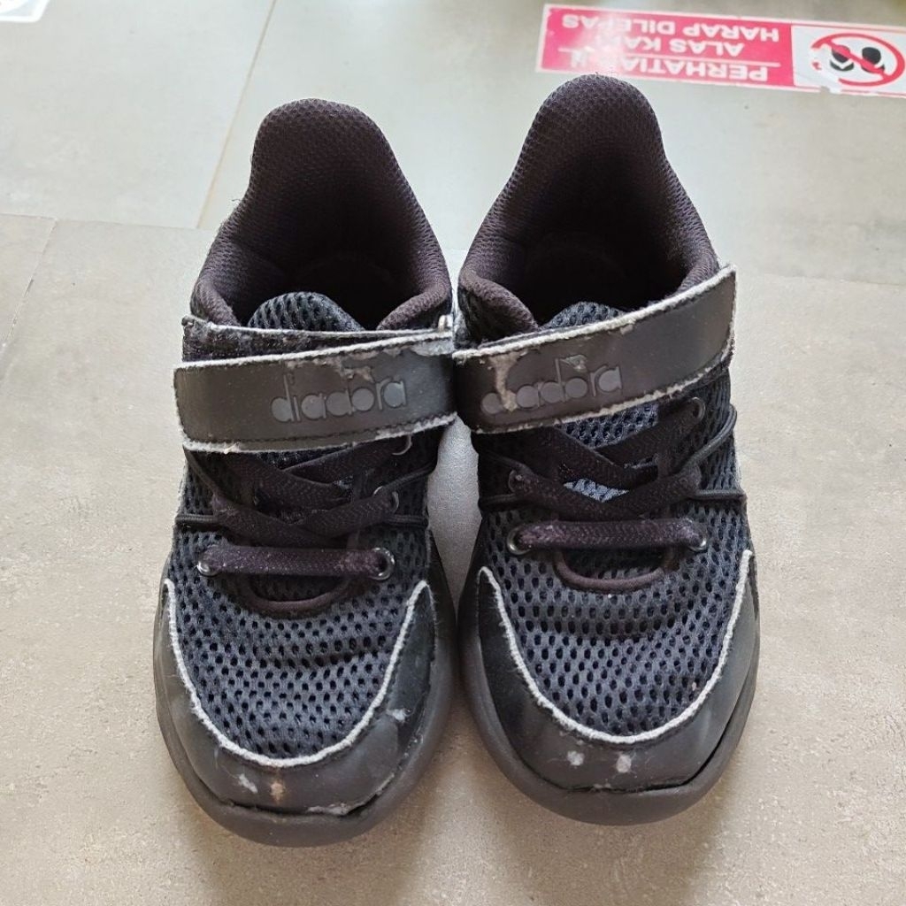 sepatu hitam sekolah anak diadora