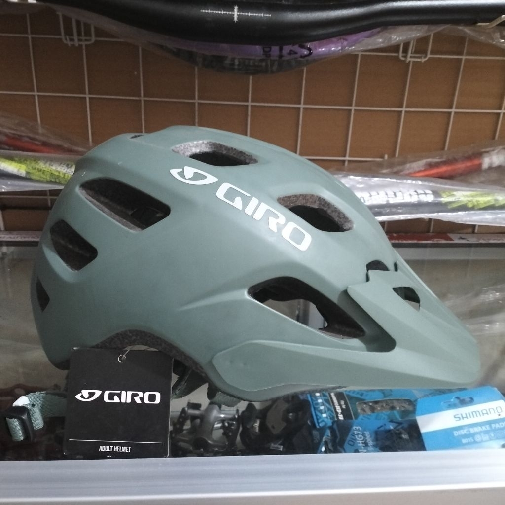 Helm Giro Fixture