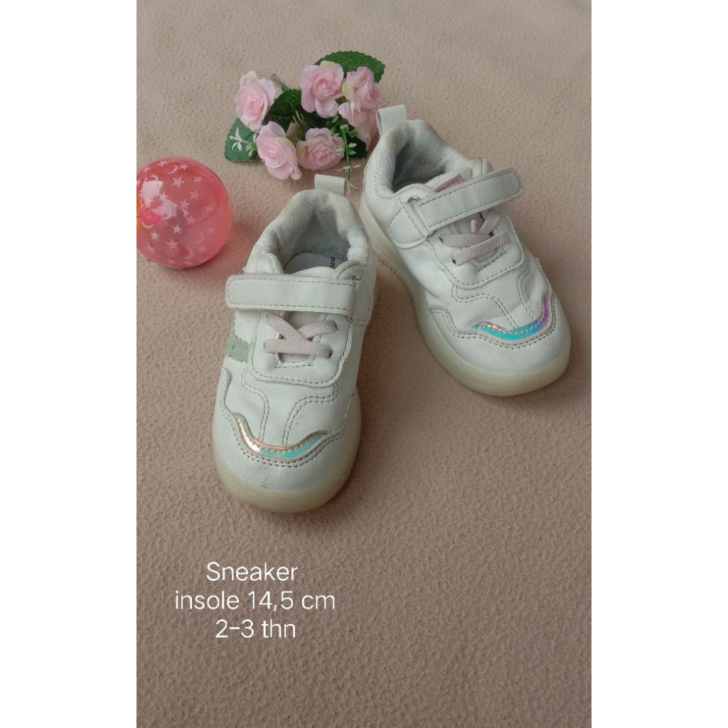 Sepatu sneaker anak 2-3 tahun nyaman