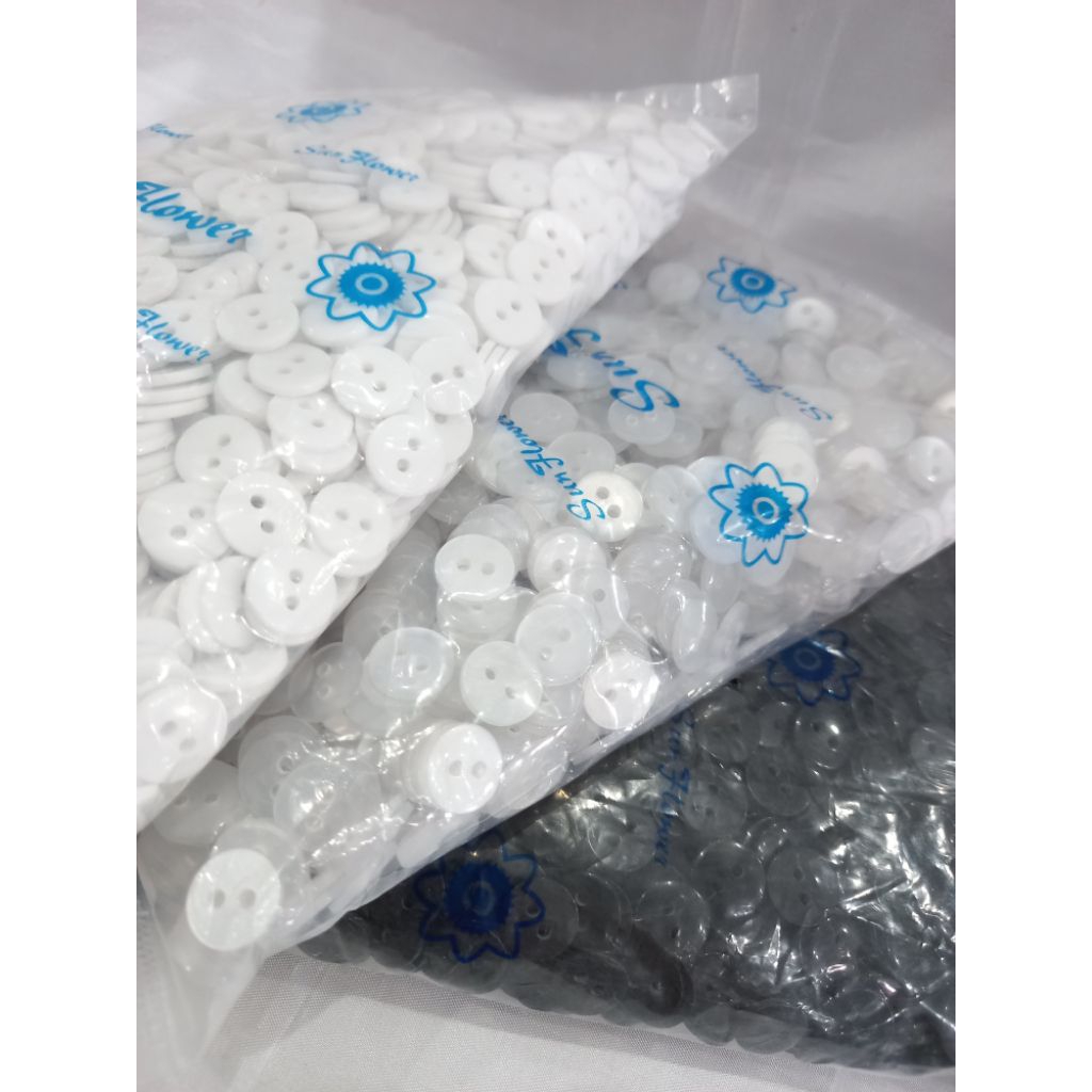 Kancing kemeja lubang 2/kancing baju ukuran 1.2 cm/kancing BK 18/2 /per pack (per mass)