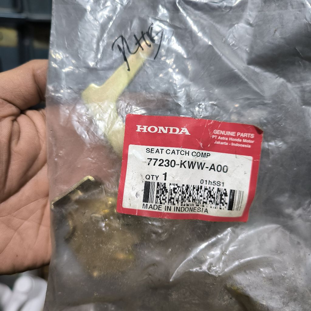 77230-KWW-A00 JEPITAN JOK SEAT LOCK REVO 110CC