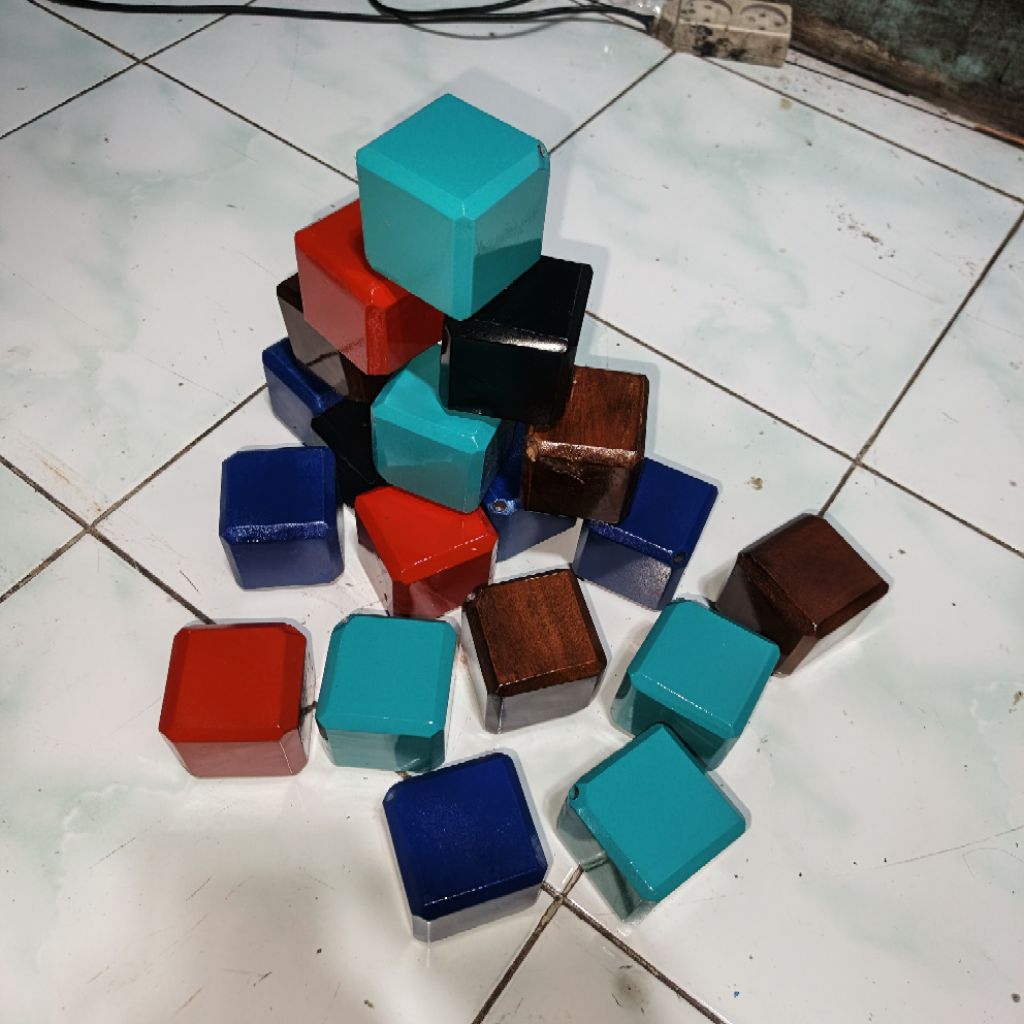 pion dadu kotak warna, tinggal pakai untuk sangkar burung