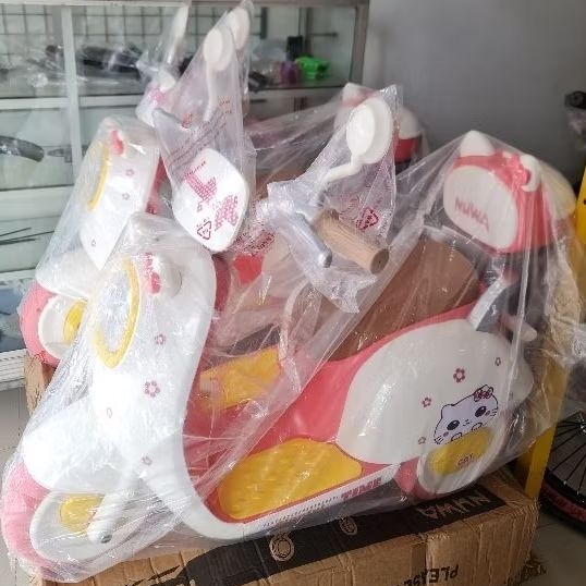 Motor Aki Scoopy Untuk Anak Perempuan ( Warna Pink ) ( Gambar Kucing / CAT / Hello KITTY ) Motor Aki