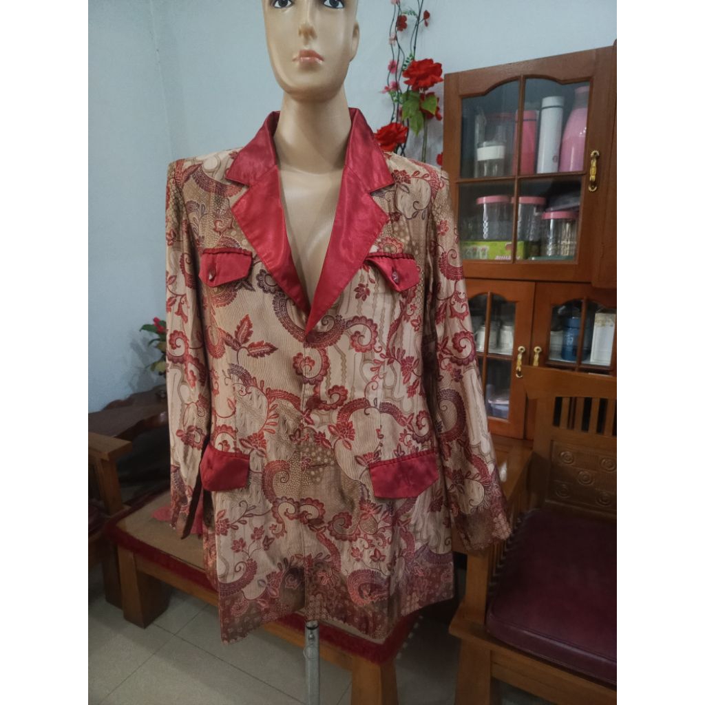 blazer motif batik merah wanita