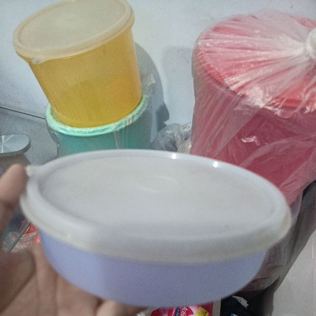 medium handy bowl Tupperware