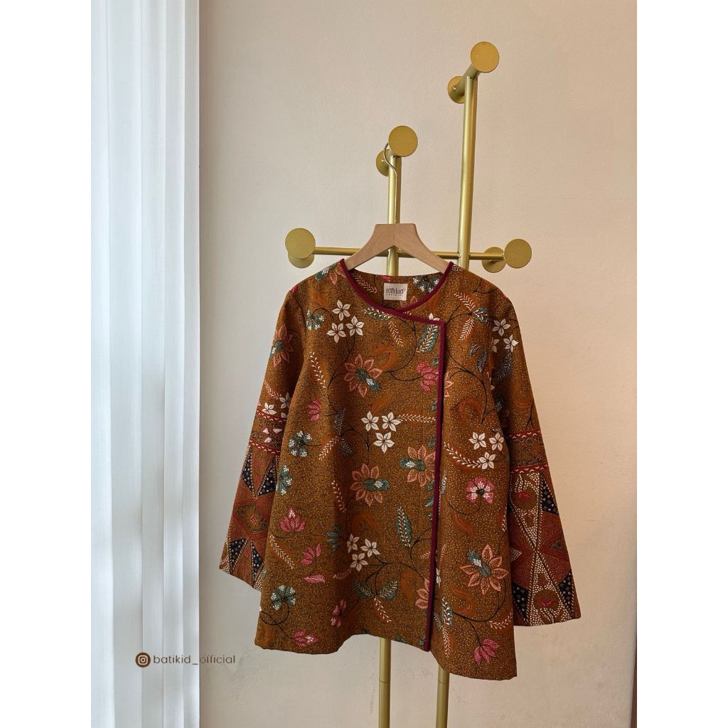 BATIKID OFFICIAL - Ayana Sogan Earthy Batik - Blouse Batik Wanita Detail List Maroon Premium