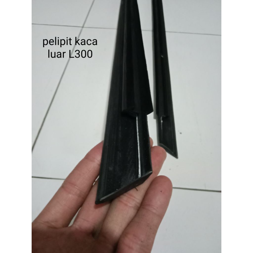 PELIPIT KACA LUAR L300