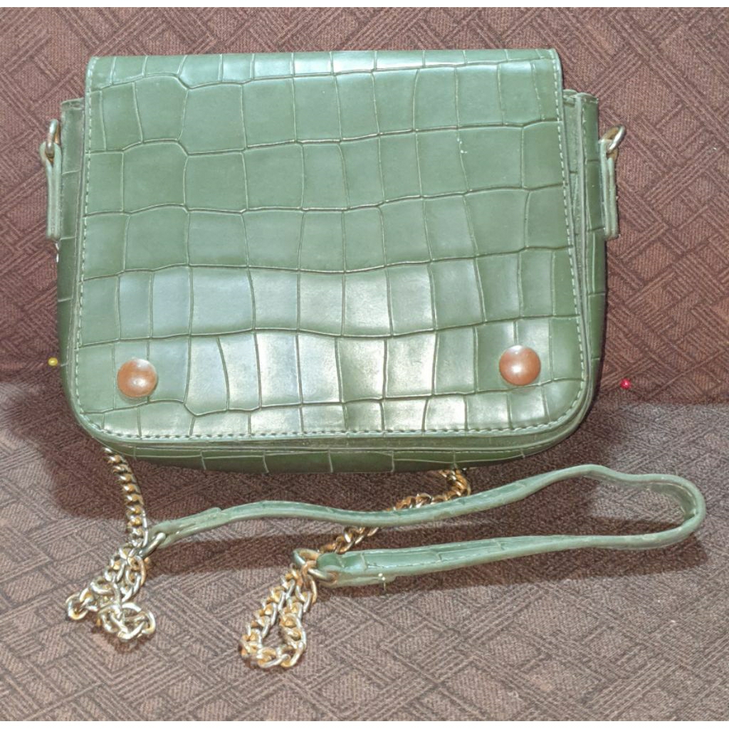 Tas Sling Bag Olive Merek Miniso Textured Croco Emboss Mini Crossbody Simple Chic Strap Rantai Wanit