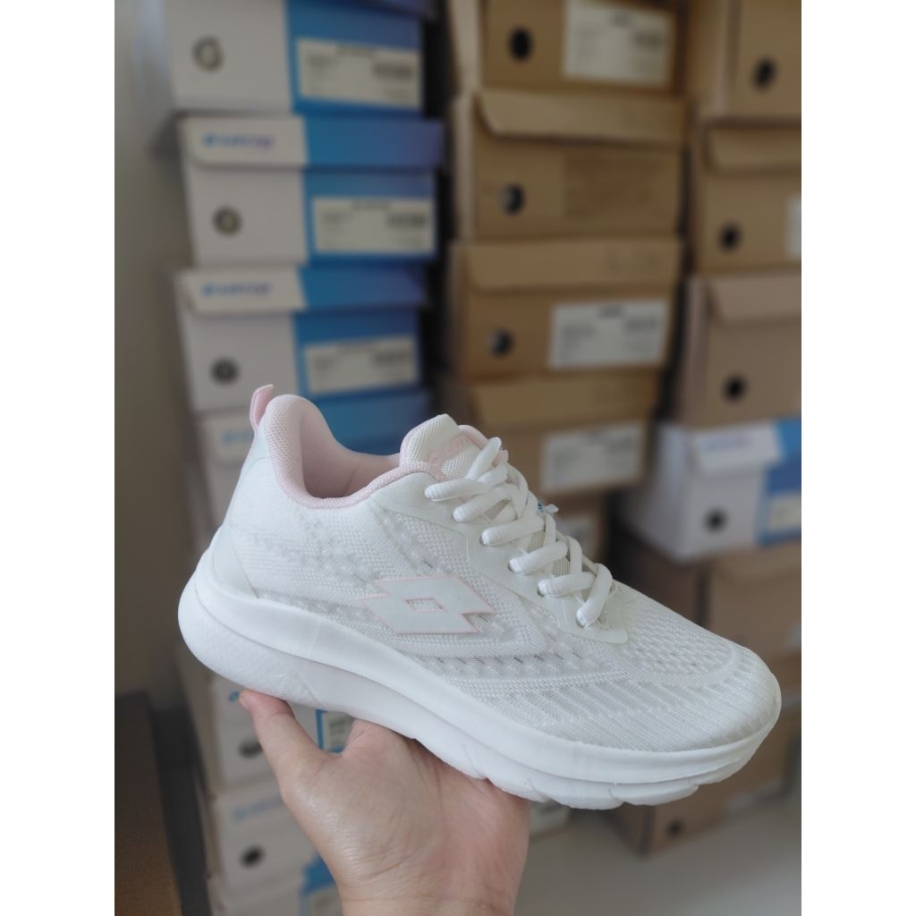 SEPATU RUNNING WANITA LOTTO