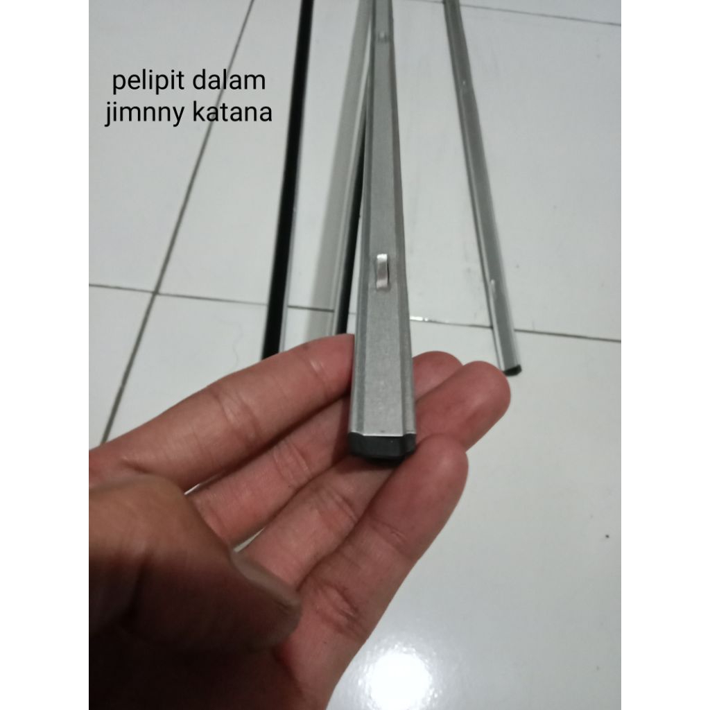 PELIPIT KACA DALAM KATANA PERBATANG