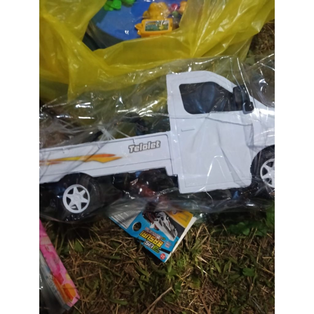 mainan mobil truk mini bisa request stiker nama juga