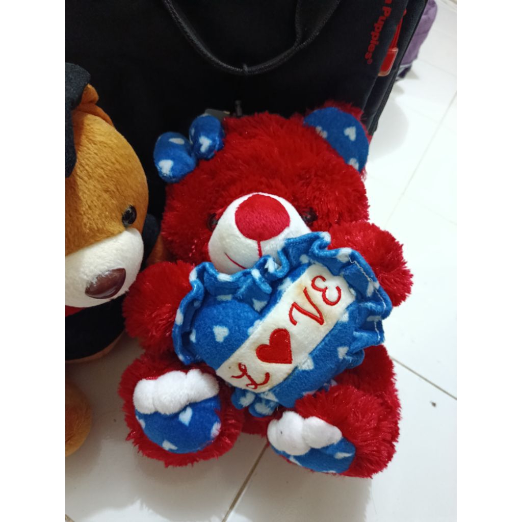 cacat boneka beruang teddy bear merah panjang 25 cman kondisi sesuai di foto