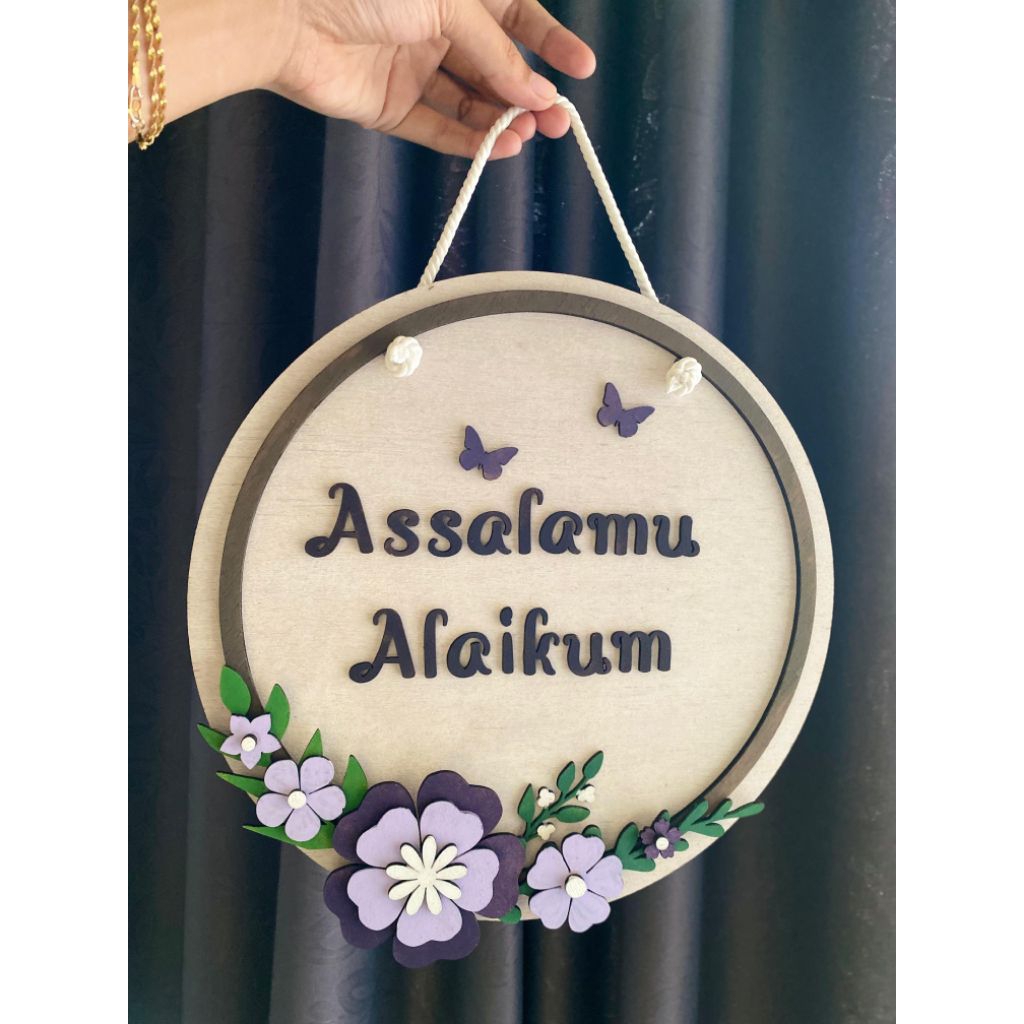 gantungan pintu "Assalamualaikum"tulisan timbul motif bunga