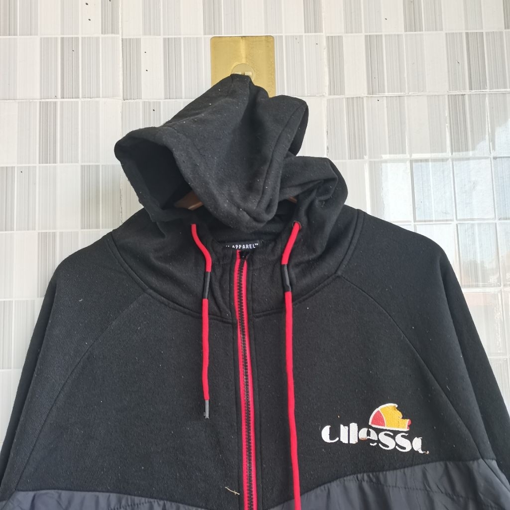 1351. HOODIE ZIIP ELLESSE WARNA HITAM SIZE XL  PRELOVED
