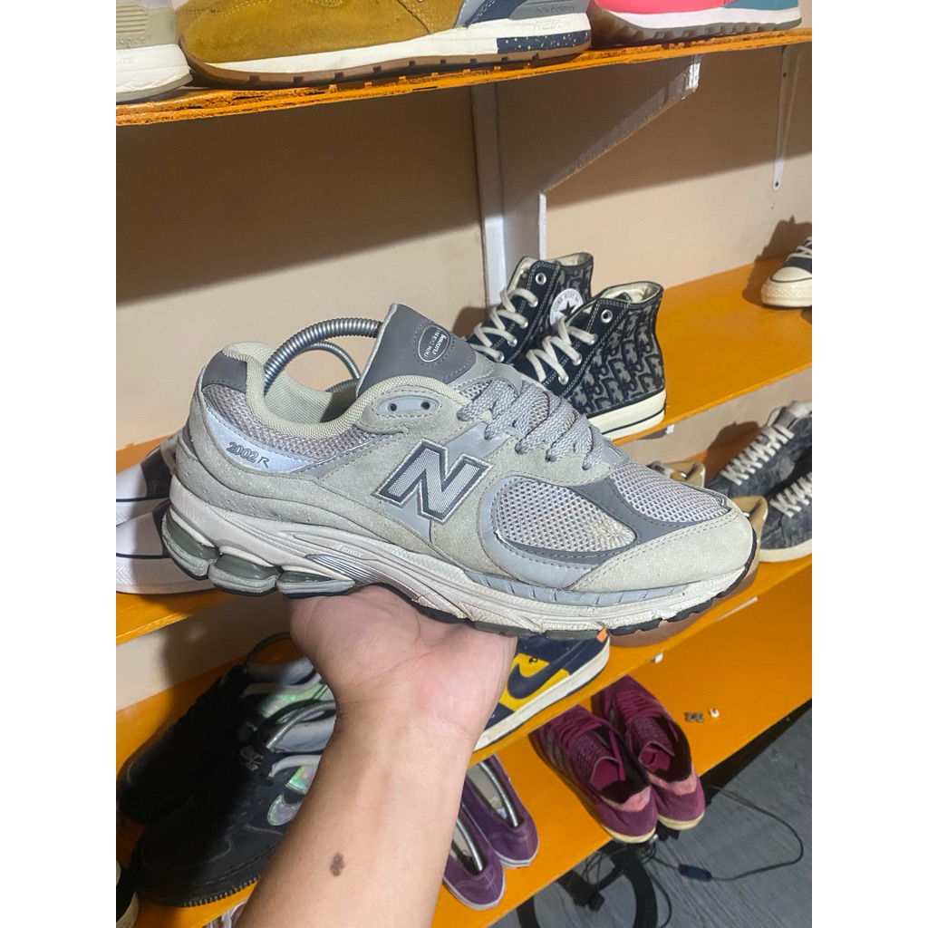nb 2002r grey white